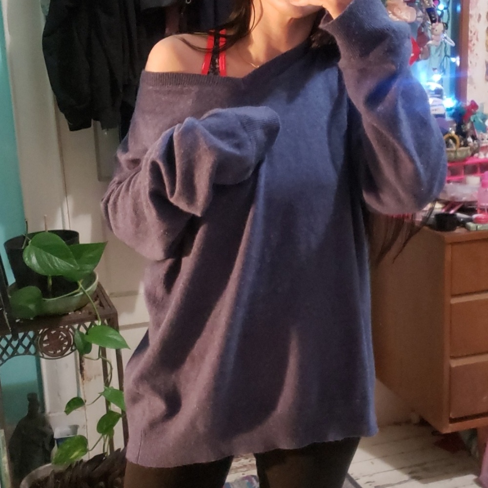 Cashmere V-Neck Sweater - Picture 4 of 8